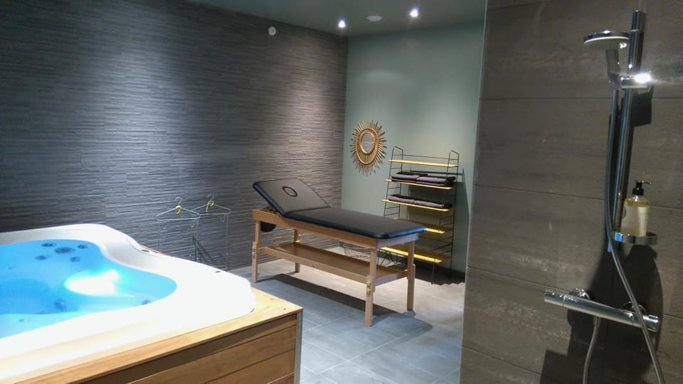 Hot Tub, Massage, Steam room