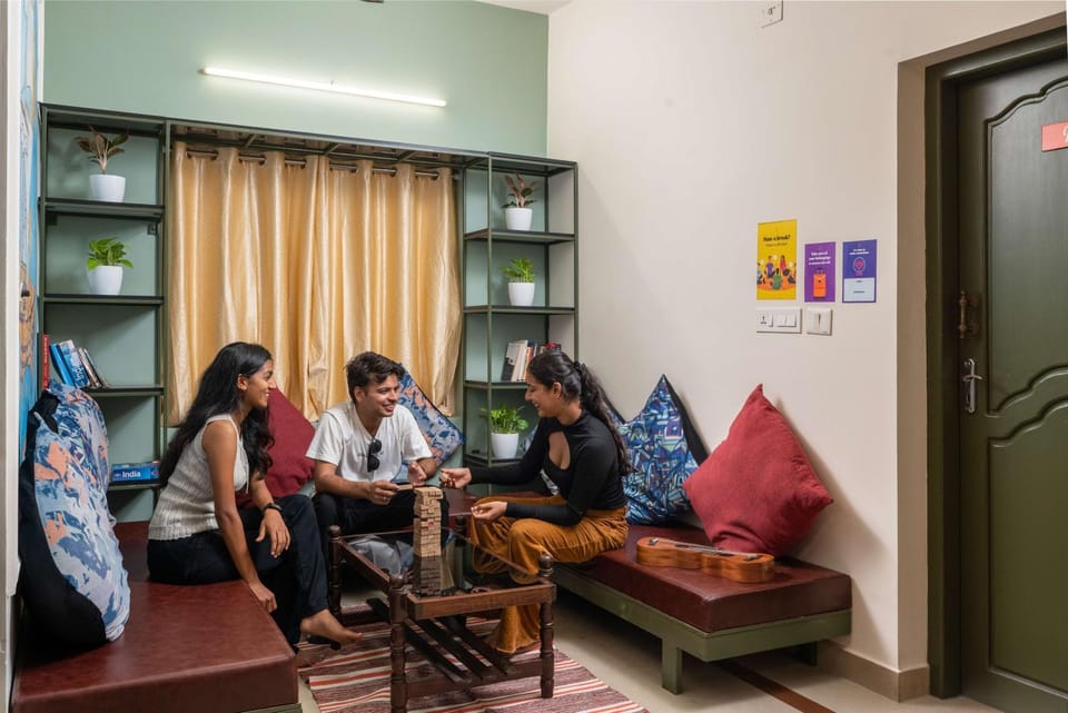 Living room, Seating area, group of guests