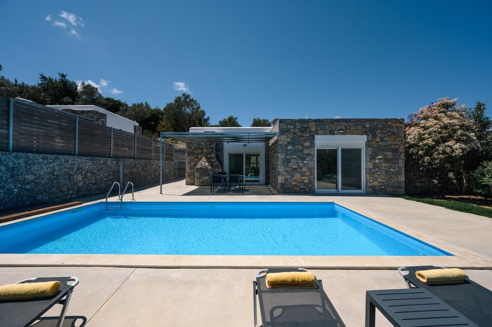 Property building, Day, Pool view, Swimming pool, sunbed