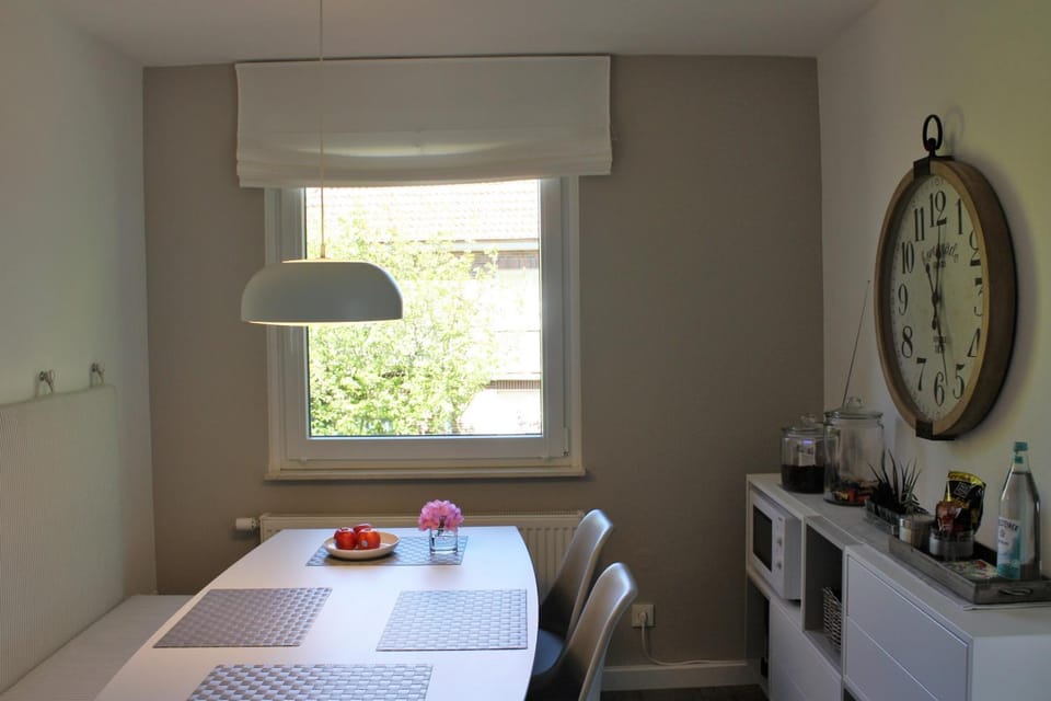 Photo of the whole room, Decorative detail, Dining area