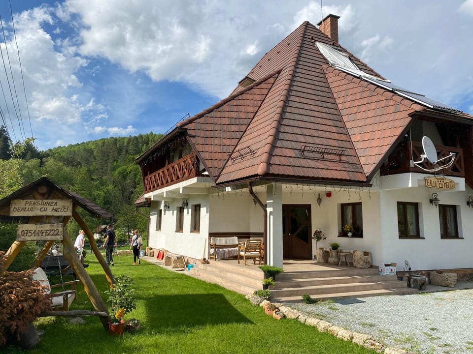 Pensiunea Dealul cu Melci Farm Stay in Hungary
