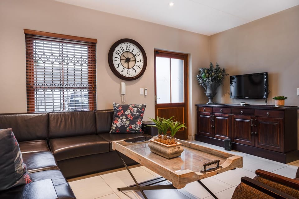 Communal lounge/ TV room, TV and multimedia, Living room, Evening entertainment