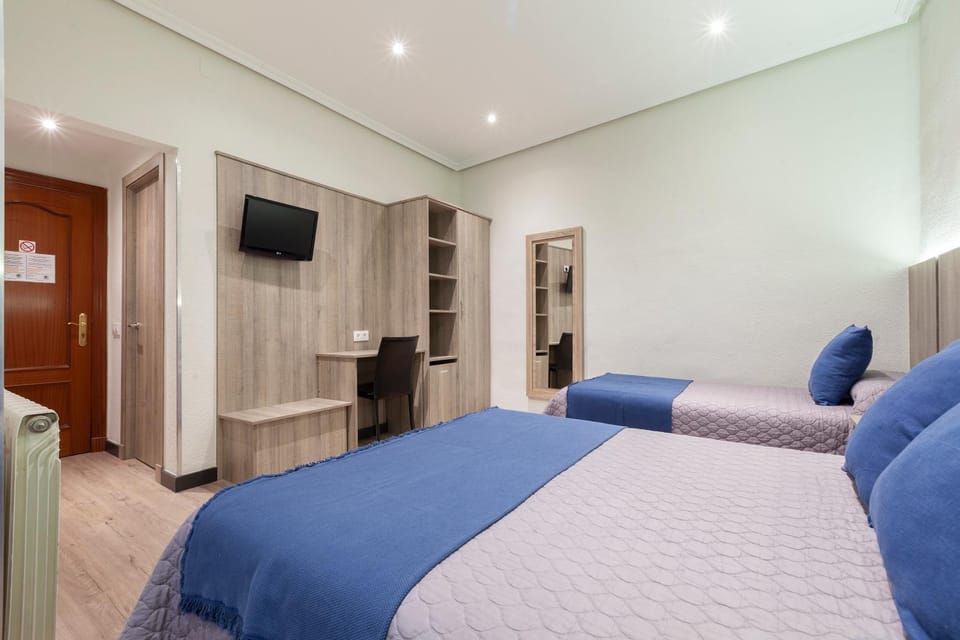 Bed, TV and multimedia, Photo of the whole room, Bedroom