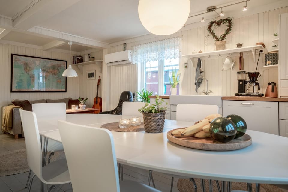 Kitchen or kitchenette, Seating area, Dining area