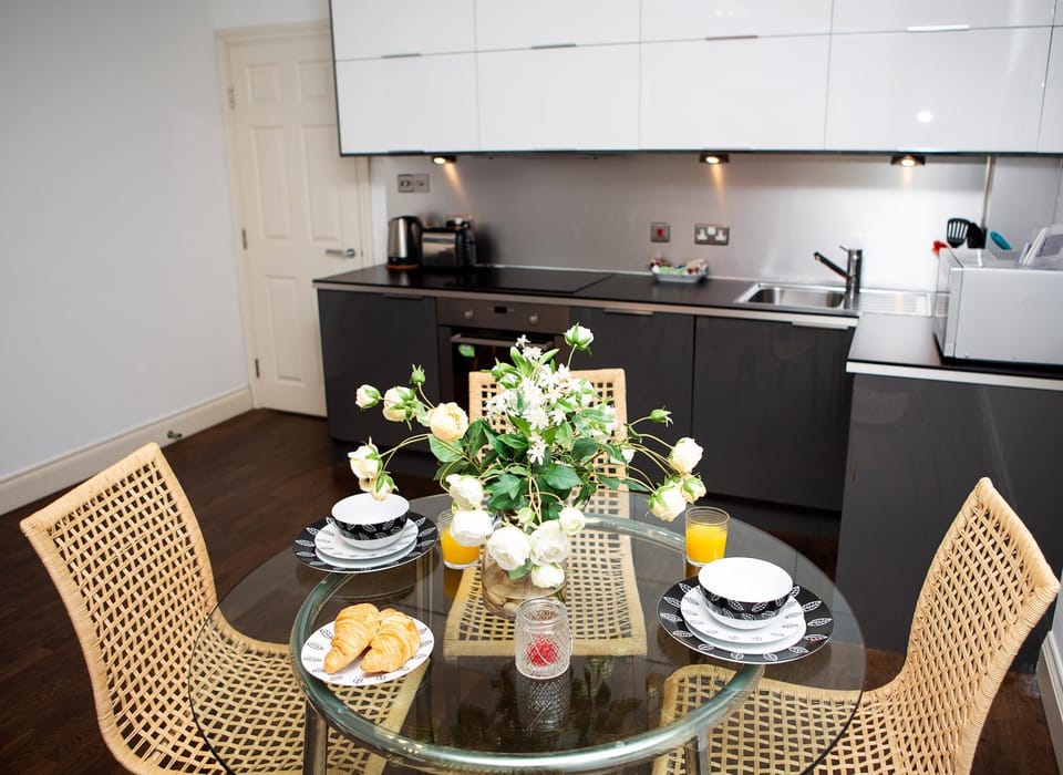 Kitchen or kitchenette, Dining area