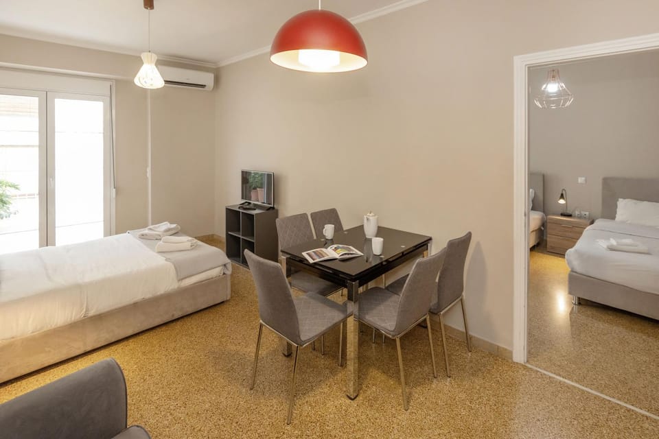 Bed, TV and multimedia, Photo of the whole room, Dining area, Bedroom, hair dresser, air conditioner