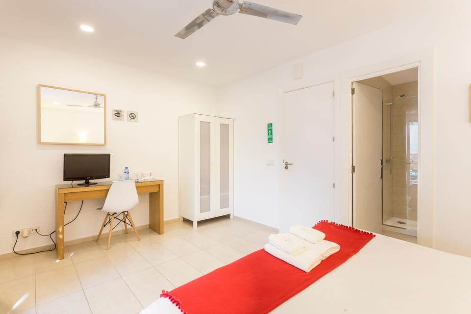 Bathroom, TV and multimedia, Seating area, Bedroom