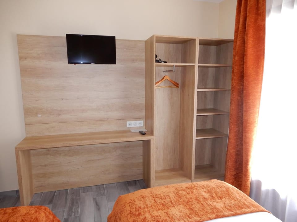 Bed, TV and multimedia, Bedroom