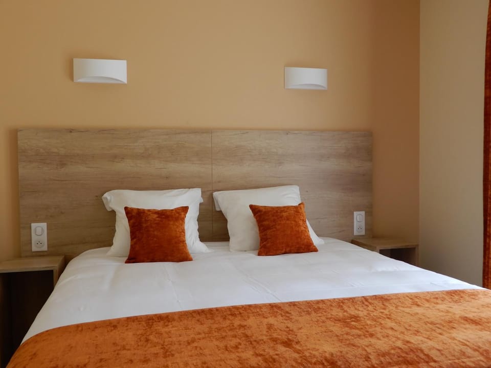 Bed, Garden, Bedroom, Parking