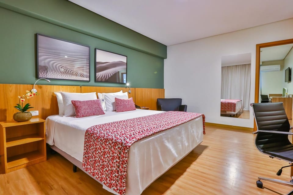 Bed, TV and multimedia, Photo of the whole room, Seating area, Bedroom