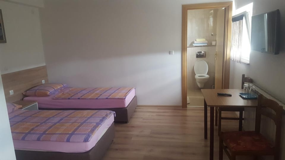 Bed, Bathroom, TV and multimedia, Photo of the whole room, Bedroom, towels