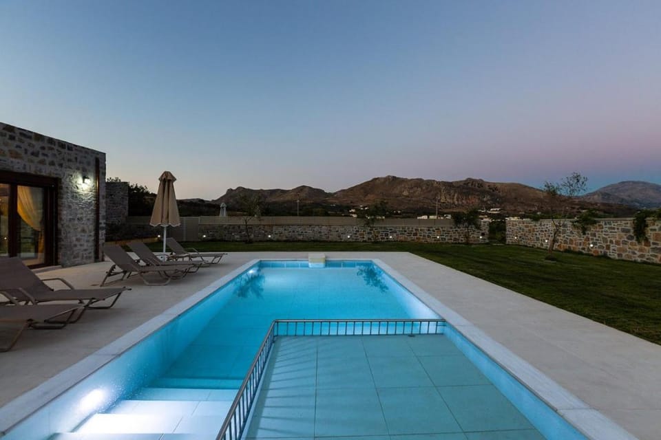 Natural landscape, Mountain view, Pool view, Swimming pool, sunbed