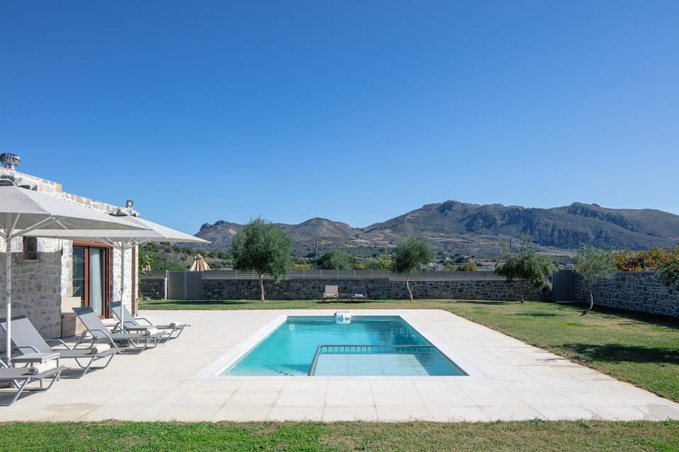 Property building, Garden, Swimming pool