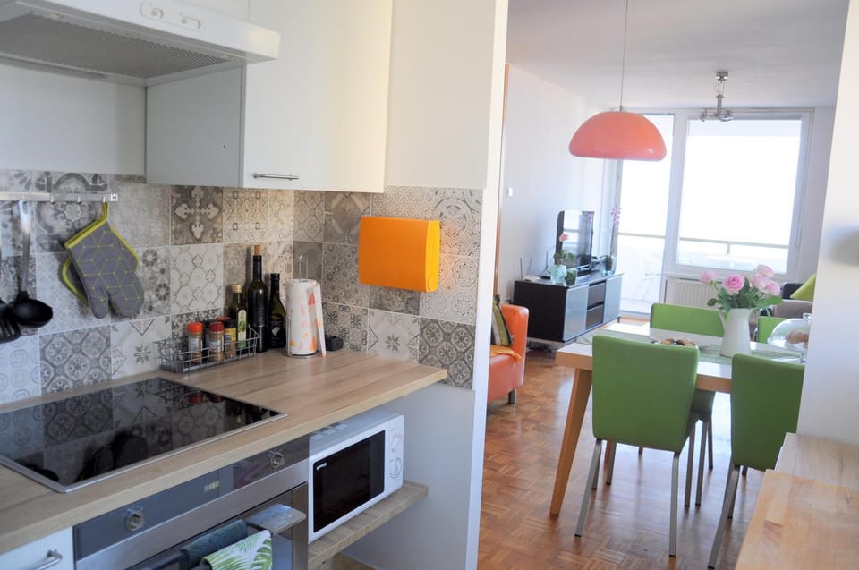 Kitchen or kitchenette, Living room, City view, Sea view