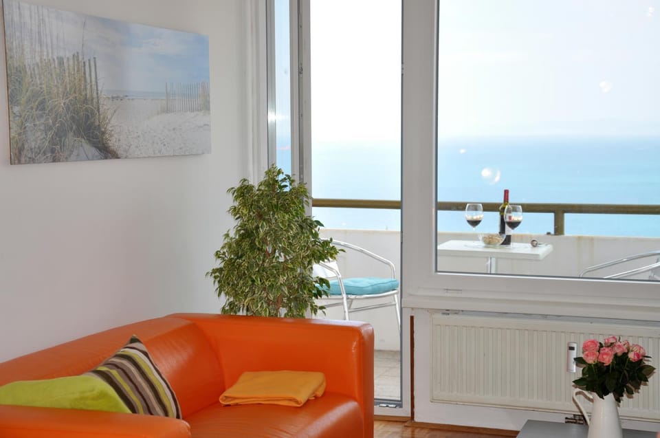 Living room, City view, Mountain view, Sea view