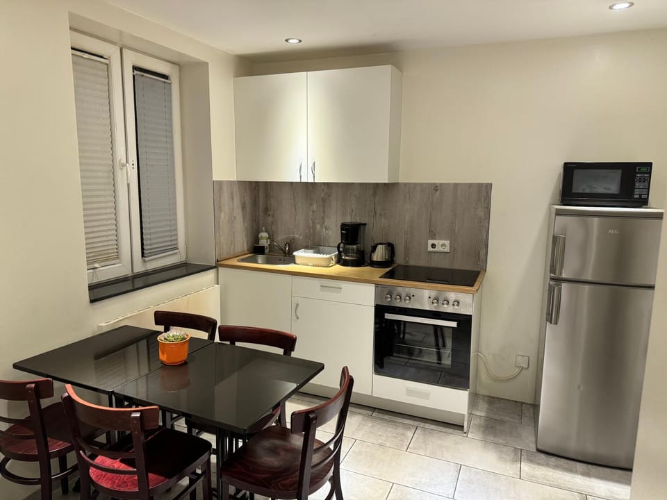 Kitchen or kitchenette, Breakfast, Dinner, oven, stove