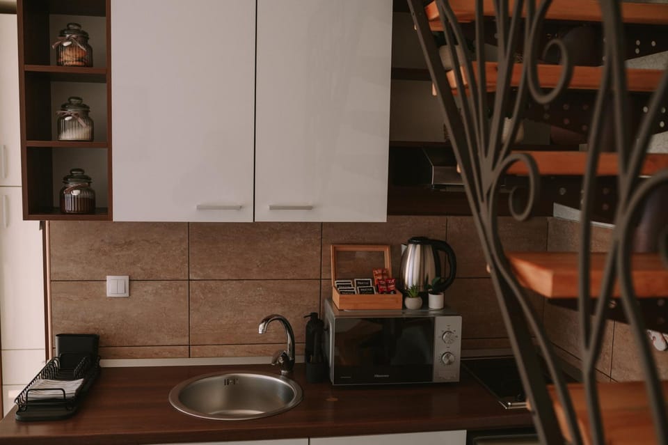 Coffee/tea facilities, Kitchen or kitchenette, microwave, stove