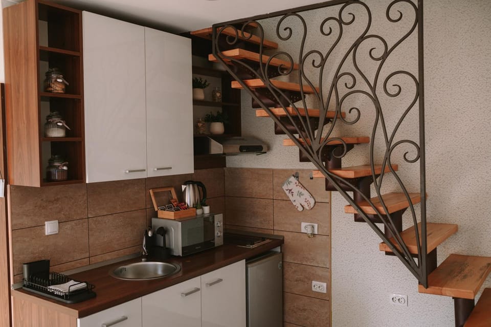 Coffee/tea facilities, Kitchen or kitchenette, stove