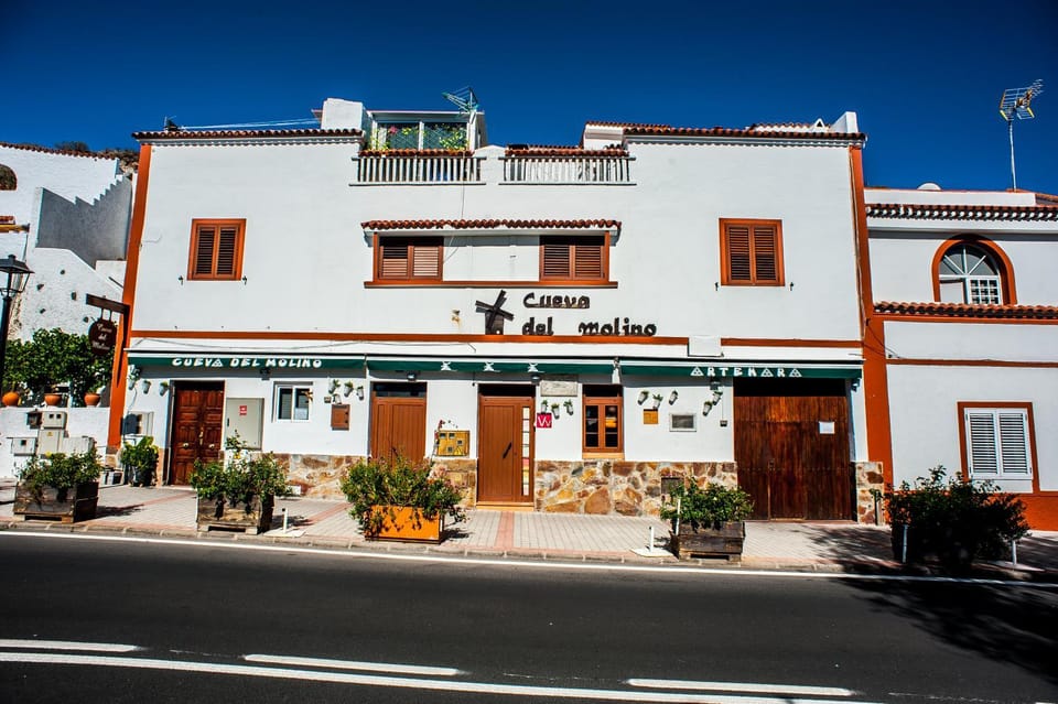 Restaurant/places to eat, Facade/entrance, Off site, Neighbourhood, Mountain view, Street view, Quiet street view