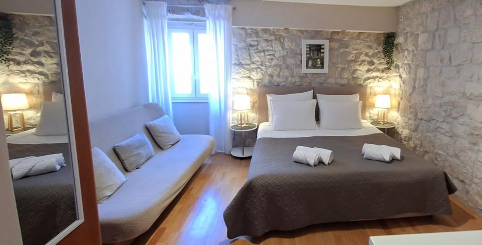 Bed, Photo of the whole room, Seating area, Bedroom, towels