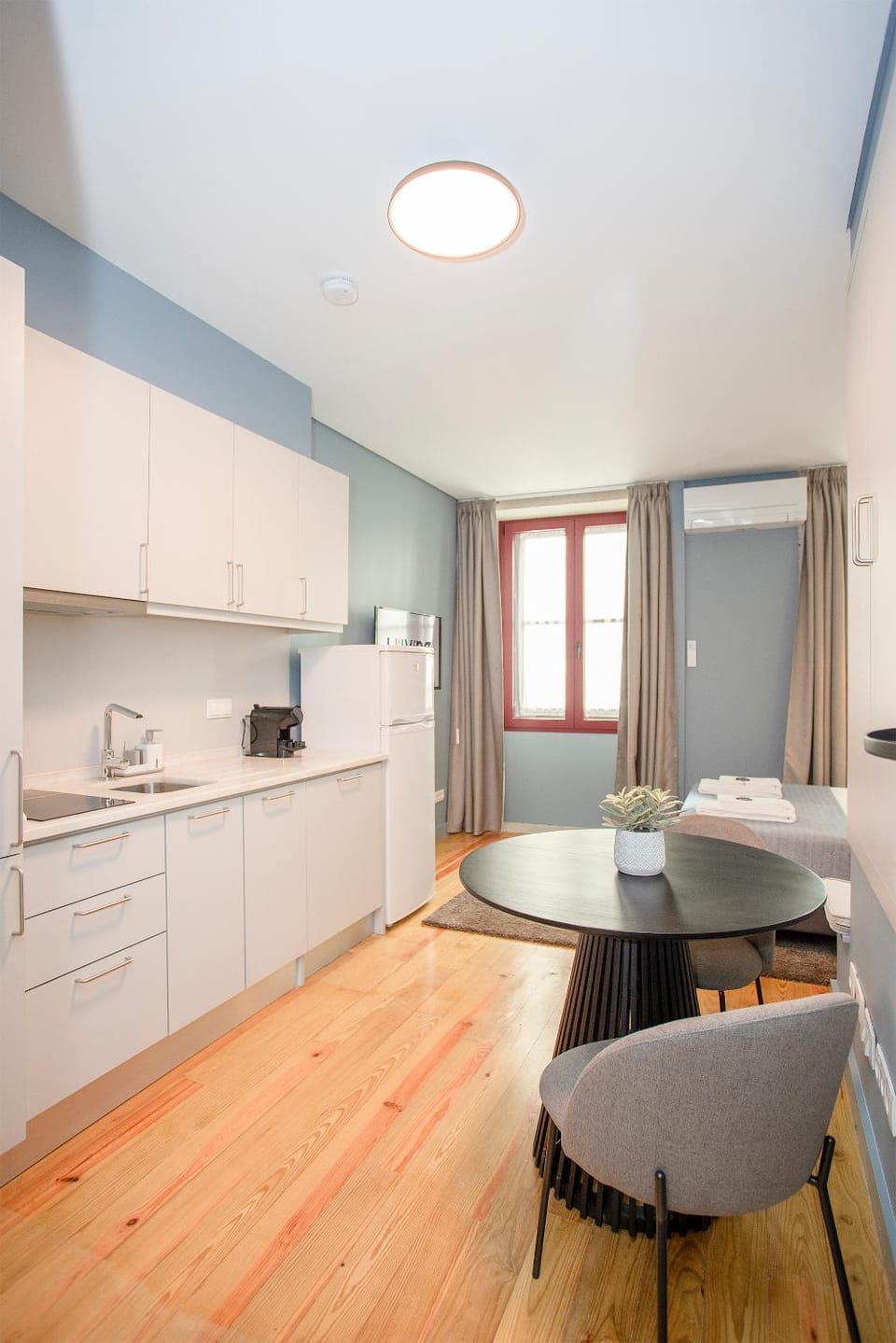 Coffee/tea facilities, Kitchen or kitchenette, Living room, Seating area, Dining area