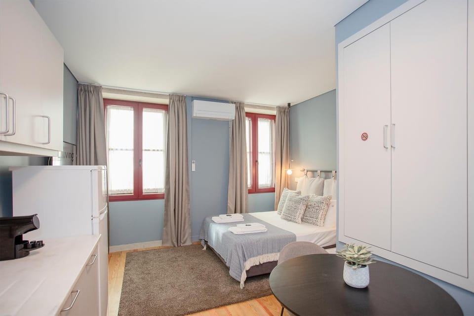 Bed, TV and multimedia, View (from property/room), Living room, Photo of the whole room, Seating area, Bedroom, hair dresser, towels, wardrobe