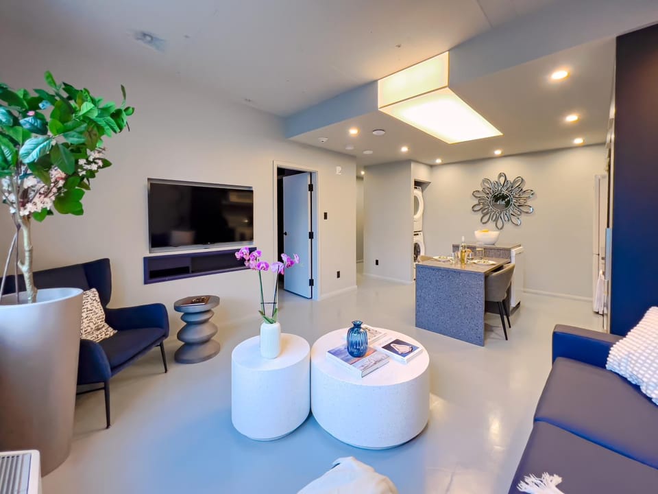 TV and multimedia, Living room, Photo of the whole room, Seating area, Dining area