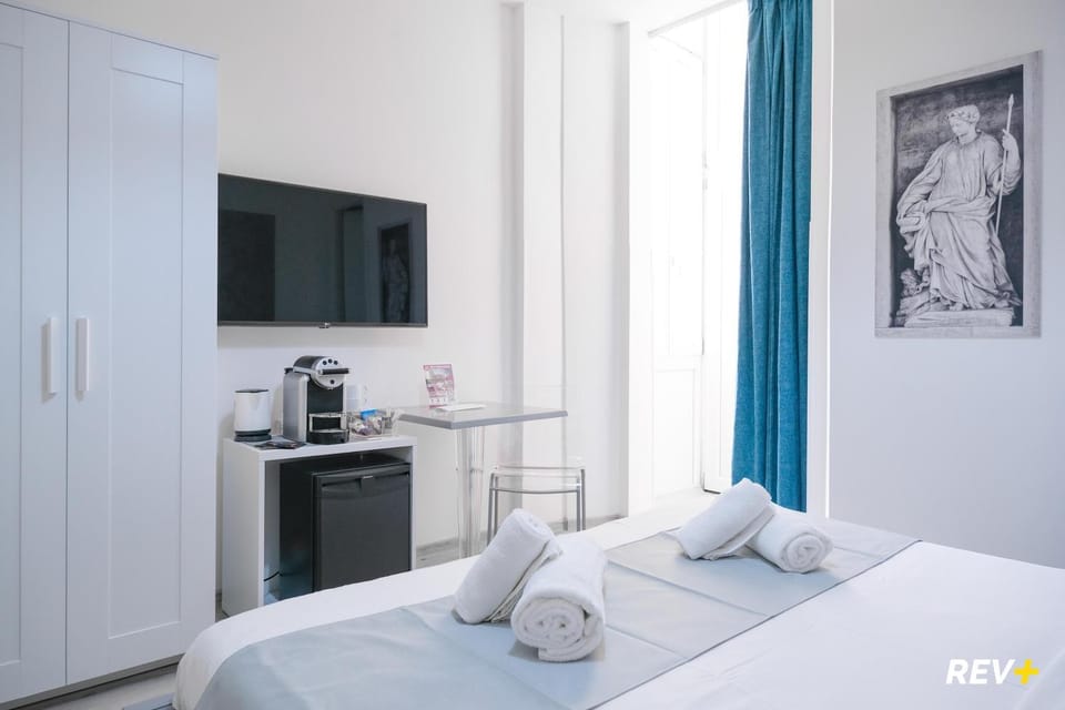 Bed, TV and multimedia, Photo of the whole room, Bedroom