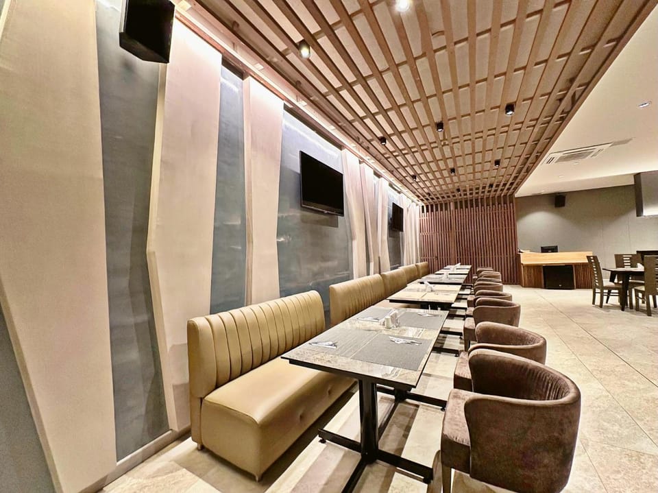 Restaurant/places to eat, TV and multimedia, Seating area, Meeting/conference room