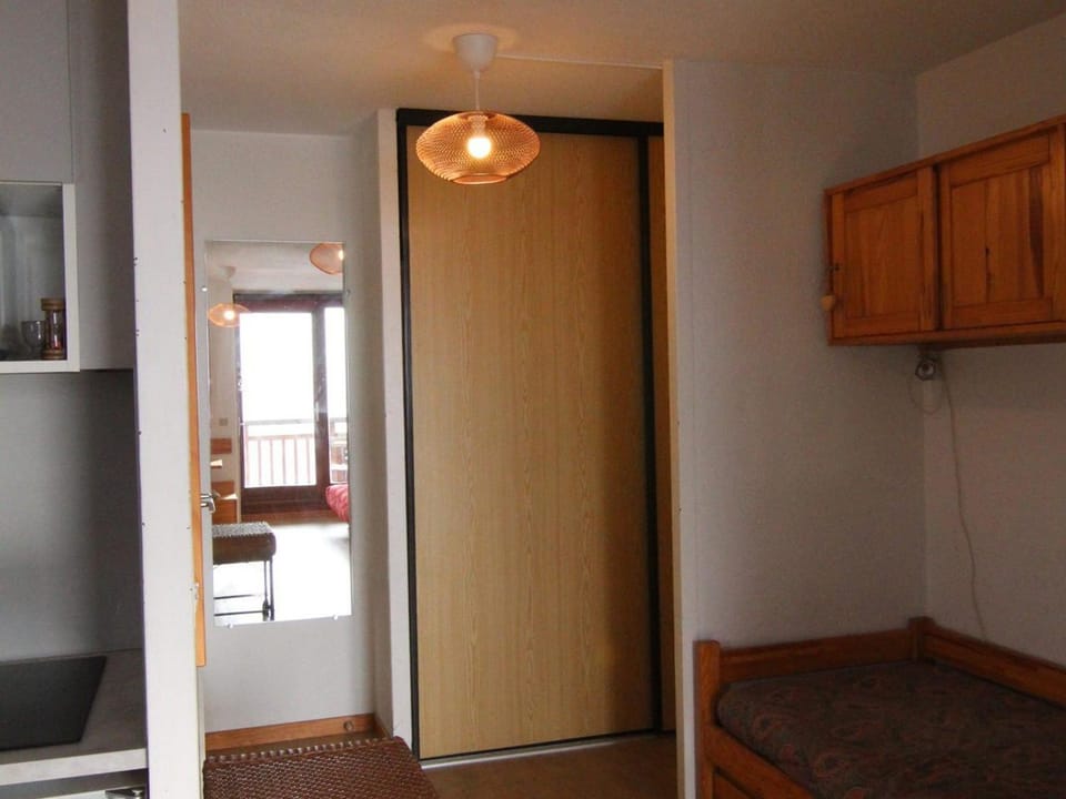 Appartement cosy 2 pièces, balcon sud, proche remontées et commerces, parking, casier à skis, 5 pers - FR-1-405-107 Apartment in Huez