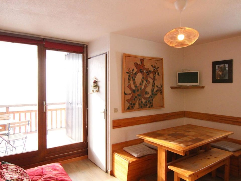 Appartement cosy 2 pièces, balcon sud, proche remontées et commerces, parking, casier à skis, 5 pers - FR-1-405-107 Apartment in Huez