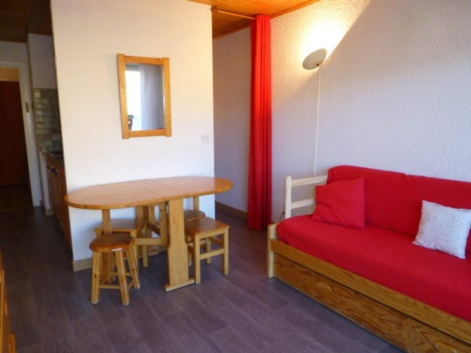 Studio pour 4 pers avec balcon, TV, cuisine équipée, à 50m des pistes - Alpe d'Huez - FR-1-405-101 Apartment in Huez