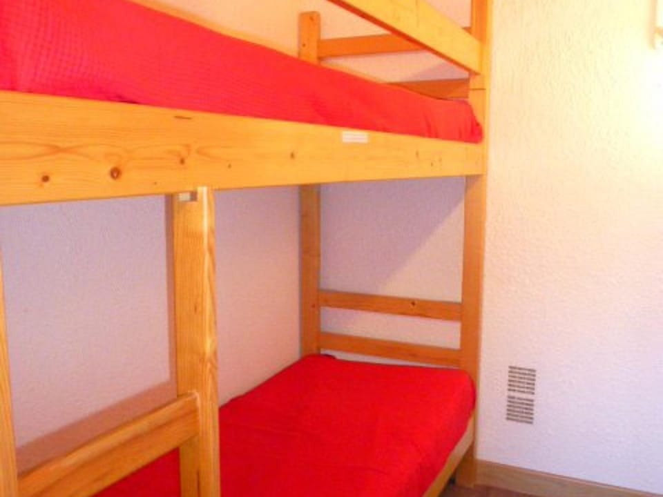 Studio pour 4 pers avec balcon, TV, cuisine équipée, à 50m des pistes - Alpe d'Huez - FR-1-405-101 Apartment in Huez
