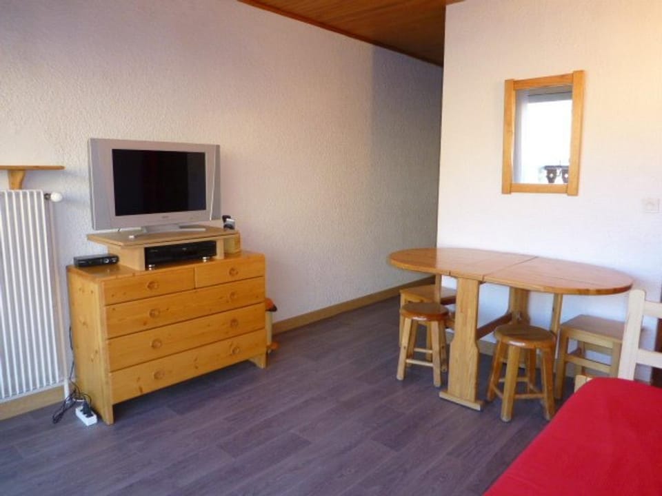 Studio pour 4 pers avec balcon, TV, cuisine équipée, à 50m des pistes - Alpe d'Huez - FR-1-405-101 Apartment in Huez