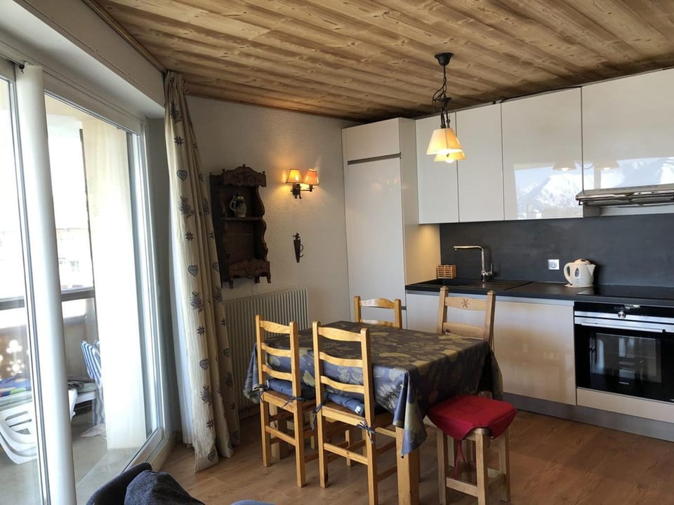 Appartement cosy 3 pièces, balcon sud, Alpe d'Huez - FR-1-405-77 Apartment in Huez