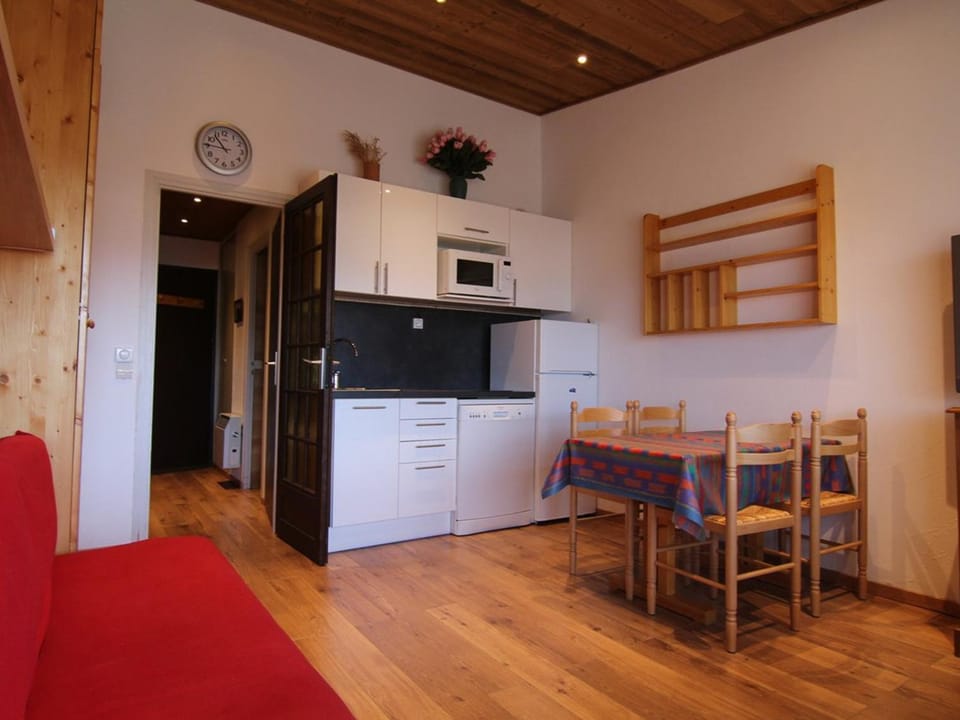Studio cosy pour 4 à L'Alpe d'Huez, proche pistes et commerces, balcon sud, casier à skis. - FR-1-405-117 Apartment in Huez