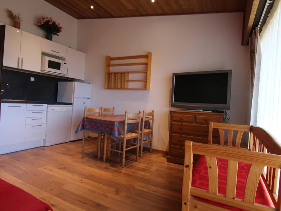 Studio cosy pour 4 à L'Alpe d'Huez, proche pistes et commerces, balcon sud, casier à skis. - FR-1-405-117 Apartment in Huez
