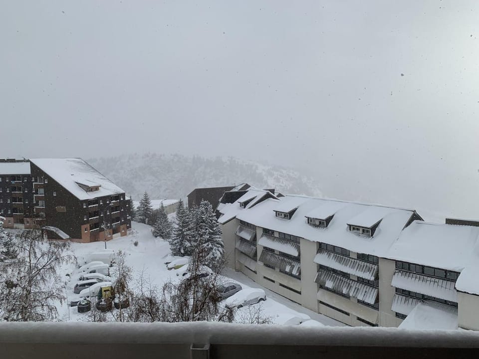Appartement cosy 4 pers. avec balcon sud, proche commerces et remontées, L'Alpe d'Huez - FR-1-405-61 Apartment in Huez