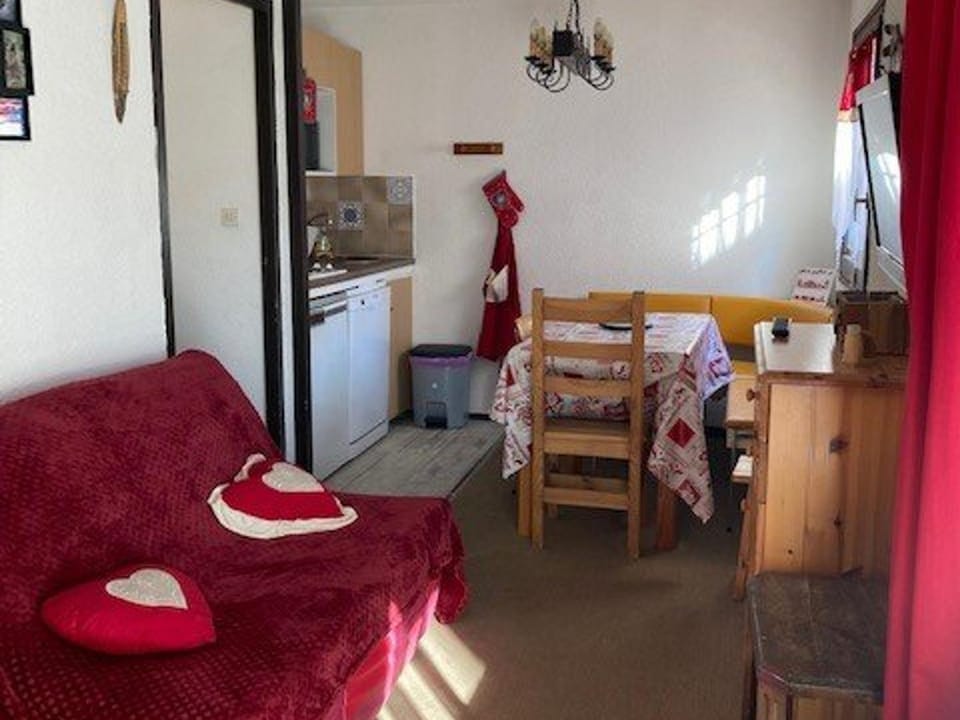 Studio 4 pers, coeur station, prox pistes, balcon, animaux OK, TV, cuisine équipée, casier à skis - FR-1-405-41 Apartment in Huez