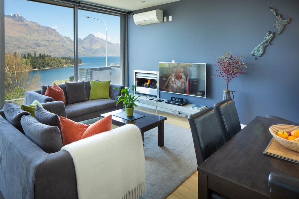 TV and multimedia, Living room, Seating area, Mountain view