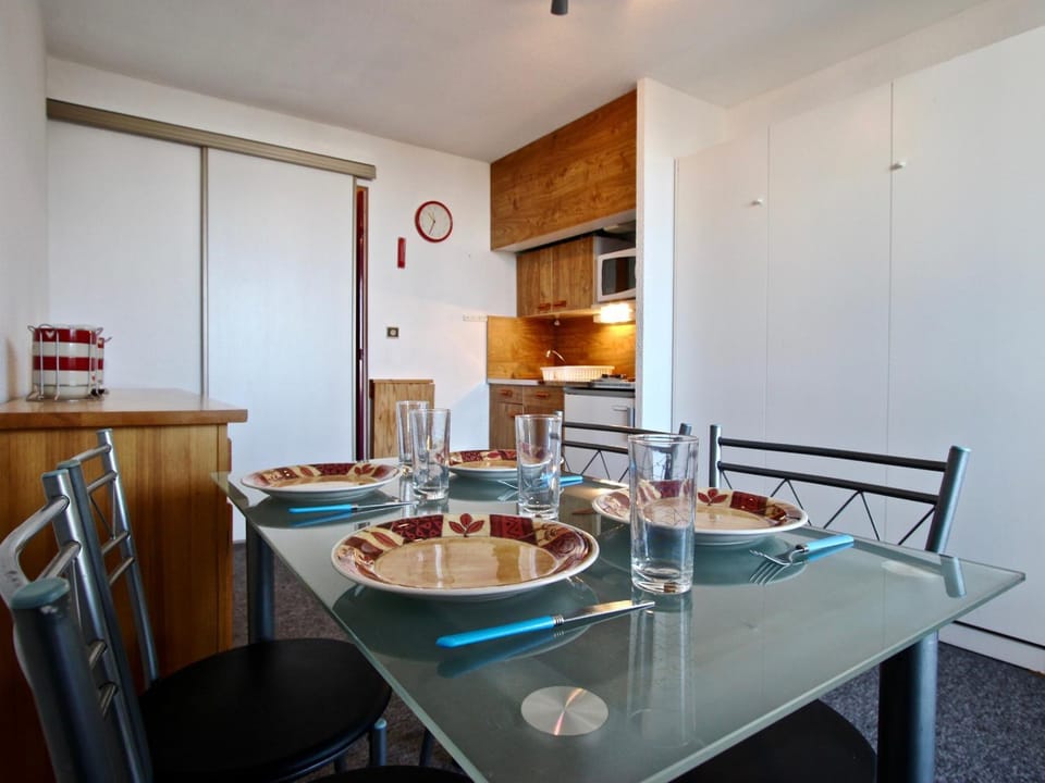Studio cabine 5 personnes proche pistes, belle vue Sud-Ouest - FR-1-340-65 Cabin in Provence-Alpes-Côte d'Azur