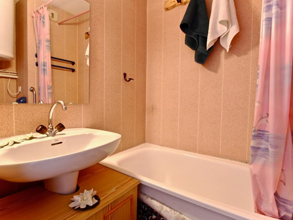 Studio cabine fonctionnel pour 4 personnes, animaux admis - FR-1-340-74 Cabin in Provence