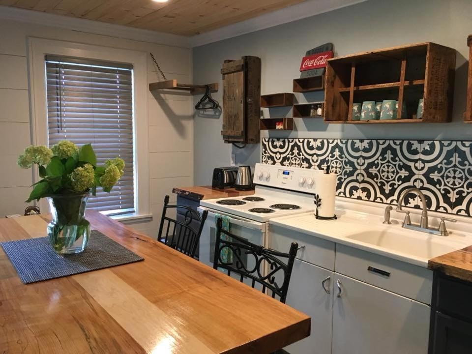 Kitchen or kitchenette, Dining area, Bedroom, pet friendly, stove