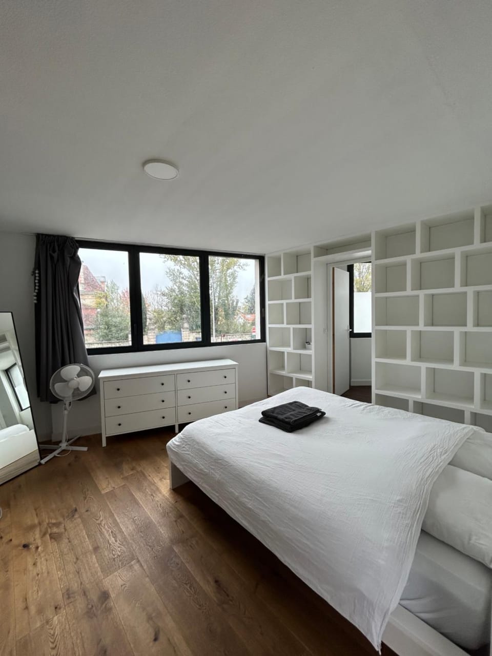 Photo of the whole room, Bedroom