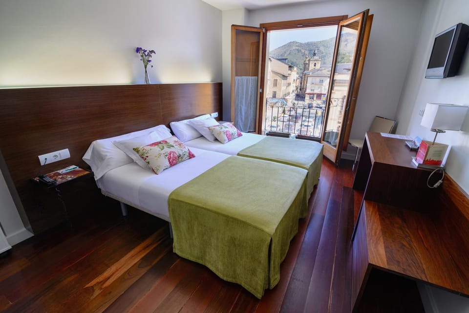 Photo of the whole room, City view