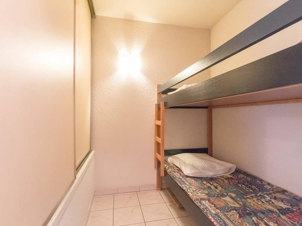 Appartement 2 pièces avec coin nuit, balcon, parking et casier à ski - Proche télécabine et centre - FR-1-330C-16 Cabin in Briançon