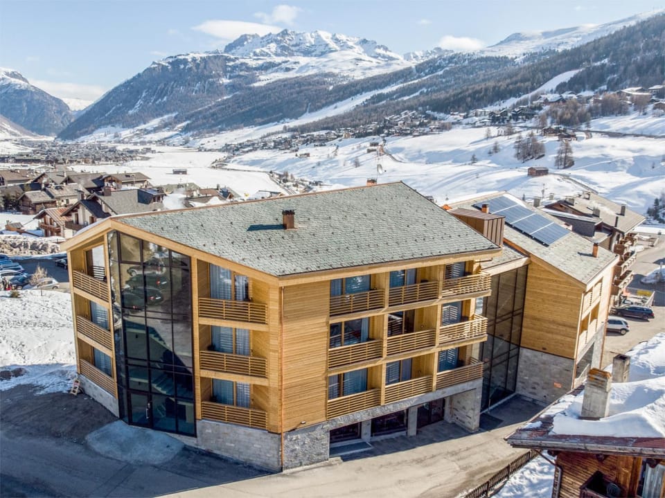 Property building, Facade/entrance, Day, Bird's eye view, Winter, View (from property/room), On site, Area and facilities