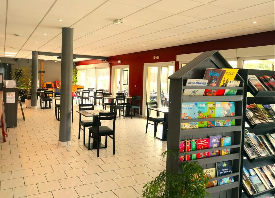 Property building, Restaurant/places to eat, Activities, On site, acessibility