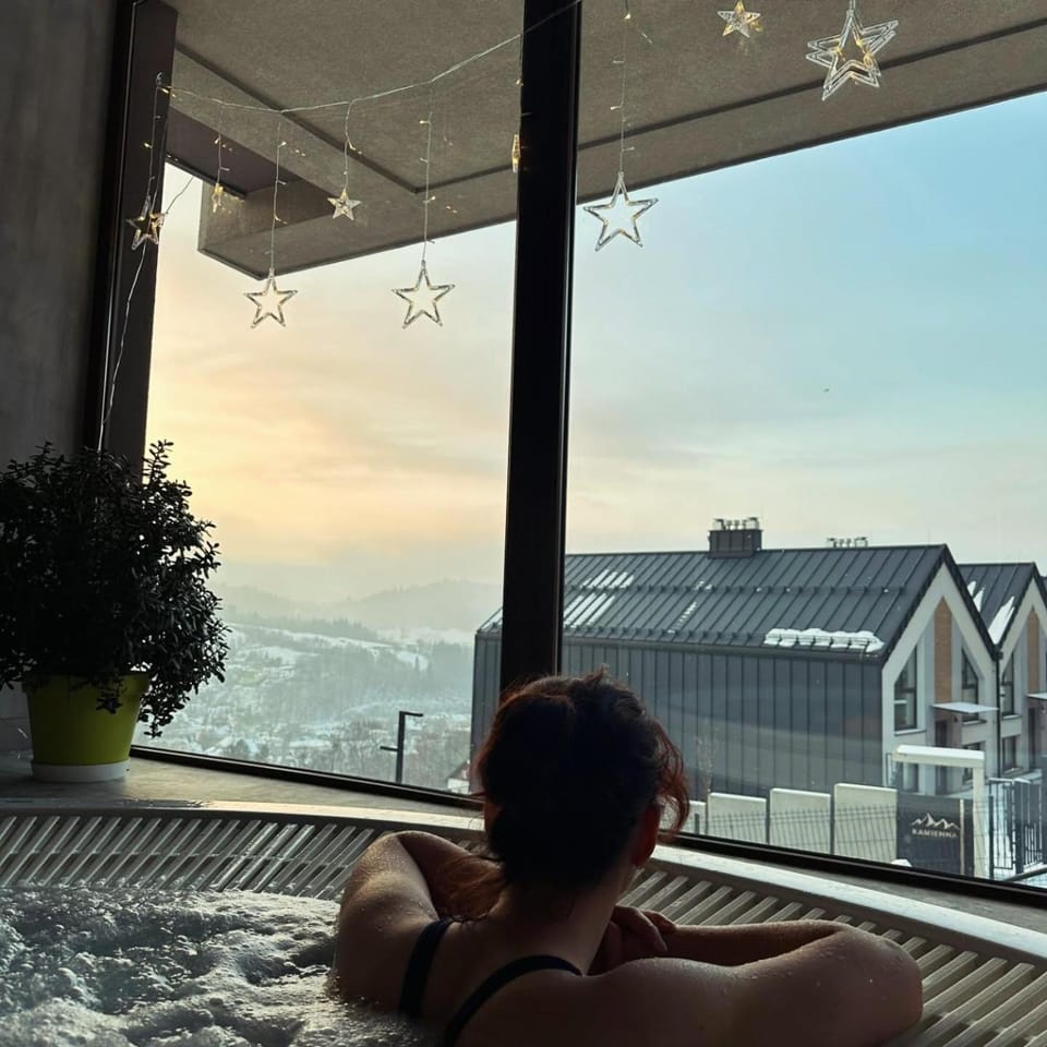People, Natural landscape, Hot Tub, Spa and wellness centre/facilities