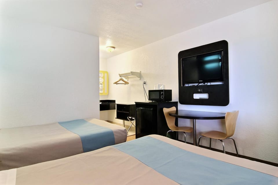 Bed, TV and multimedia, Bedroom